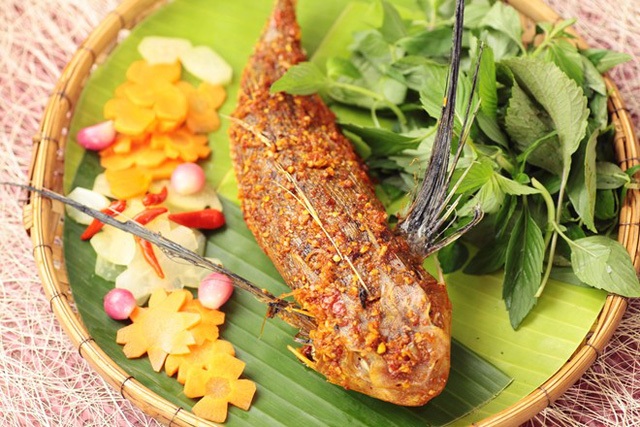 Những đặc sản siêu “độc” từ 4 loài cá xấu xí - 7 Cá tắc kè nướng là món ăn hấp dẫn thực khách nhất.