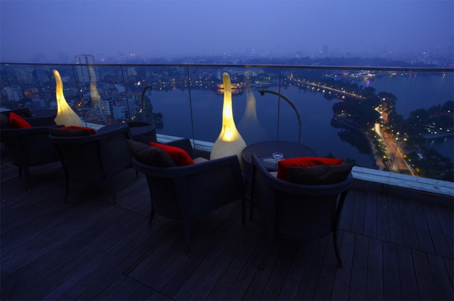 Những quán cà phê lý tưởng để ngắm pháo hoa ở Hà Nội - 3 Không gian ngoài trời của quán có thể bao quát được khu vực Hồ Tây. (Ảnh: Internet)