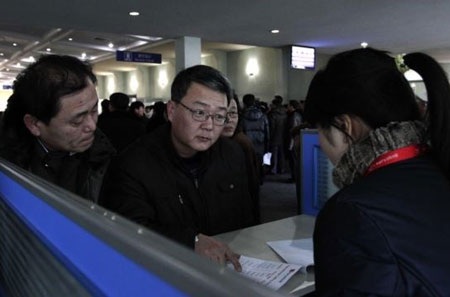 Triều Tiên “cấm cửa” du khách nước ngoài do lo ngại dịch Ebola - 1 Du khách nước ngoài tại sân bay Bình Nhưỡng. (Nguồn: AP)