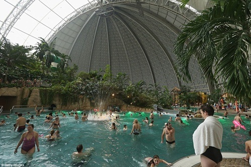 Công viên nước khổng lồ nằm gọn trong... nhà chứa máy bay - 8 Những căn lều dựng ngay bên bờ biển