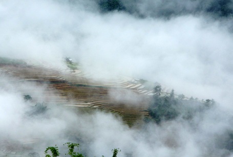 Vẻ đẹp huyền ảo hiếm có vì mùa hè lên mây luồn là hiện tượng hiếm