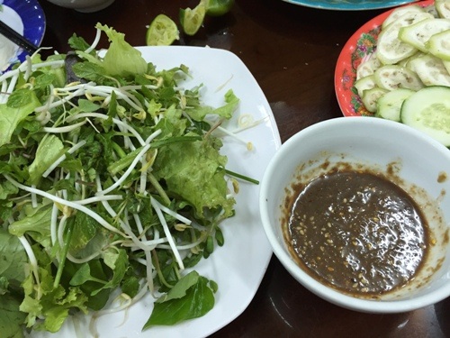 Vị ngon khó cưỡng của Bê thui Cầu Mống nức tiếng xứ Quảng - 1 Món ngon không thể thiếu rau sống, chuối chát và nước chấm