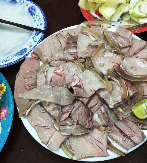 Vị ngon khó cưỡng của Bê thui Cầu Mống nức tiếng xứ Quảng - 2 Tùy vào yêu cầu tái hay chín mà vắt thêm chanh