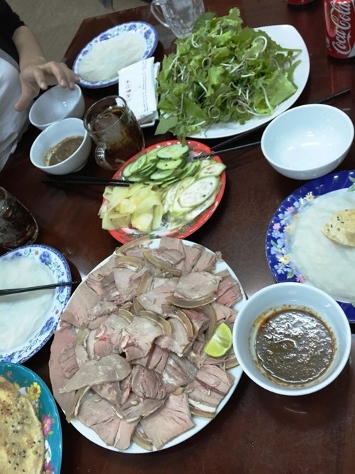 Vị ngon khó cưỡng của Bê thui Cầu Mống nức tiếng xứ Quảng - 3 Mâm bê thui đơn giản với những món ăn đậm chất Quảng