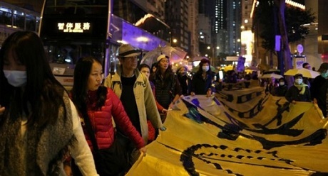 Những người biểu tình Hồng Kông mang theo biểu ngữ xuống đường vào kỳ nghỉ lễ Giáng sinh