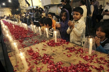 Đám tang của một học sinh nam bị giết hại trong vụ tấn công ngày 16/12.