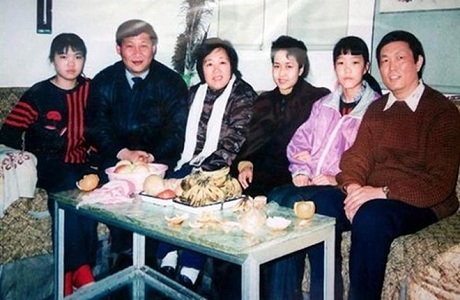 Tập Minh Trạch nắm tay mẹ và ông nội, trong khi ông Tập Cận Bình đang đẩy xe cho bố (Ảnh: 