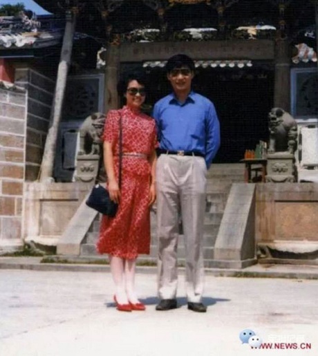 Một bức ảnh cũ của hai vợ chồng ông Tập Cận Bình và bà Bành Lệ Viện được
