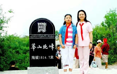 Tập Minh Trạch nắm tay mẹ và ông nội, trong khi ông Tập Cận Bình đang đẩy xe cho bố (Ảnh: 