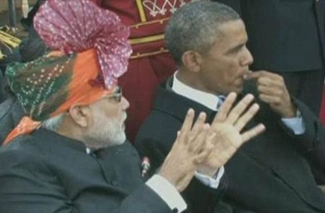 Obama bị chỉ trích vì nhai kẹo cao su trong lễ diễu hành - 1 Hình ảnh Tổng thống Mỹ Obama đang nhai kẹo cao su trong lễ diễu hành. (Ảnh: