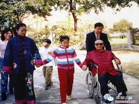 Tập Minh Trạch nắm tay mẹ và ông nội, trong khi ông Tập Cận Bình đang đẩy xe cho bố (Ảnh: 