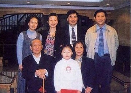 Ông Tập và con gái chụp ảnh cùng đại gia đình (Nguồn: 