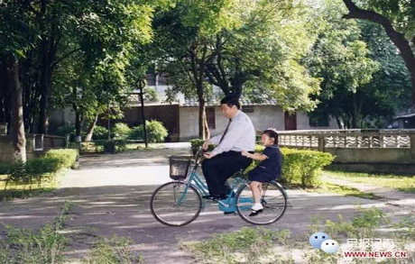 Ông Tập Cận Bình đạp xe chở con gái đi chơi (Nguồn: 