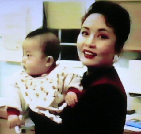 Bà Bành Lệ Viện và con gái trong một bức ảnh không rõ ngày tháng (Nguồn: 