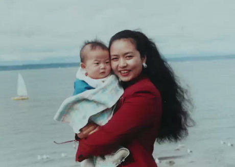 Bà Bành Lệ Viện và con gái Tập Minh Trạch trong một chuyến đi chơi biển (Nguồn: