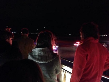 Hành khách được sơ tán khỏi chuyến bay bị báo động có bom. (Ảnh: