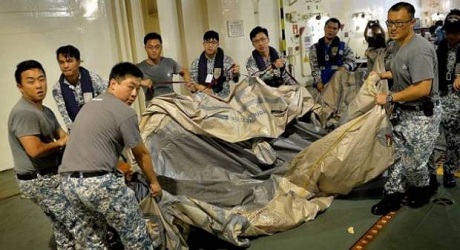 Hiện vẫn chưa thể xác định bè cứu sinh này có đến từ máy bay QZ8501 hay không. (Ảnh: