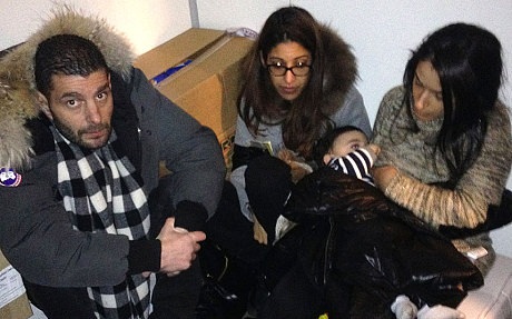 Những khách hàng ẩn nấp trong phòng lạnh dưới tầng hầm của tiệm tạp hóa Do Thái. (Ảnh: