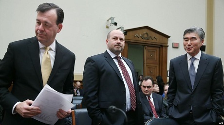 Trợ lý bộ trưởng tài chính Mỹ về vấn đề tài chính của khủng bố Daniel Glaser (giữa). (Ảnh: