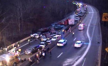 Mỹ: Tai nạn 60 xe liên hoàn làm 3 người chết - 1 Nhiều tai nạn xe liên hoàn đã xảy ra tại bang Pennsylvania. (Ảnh: AP)