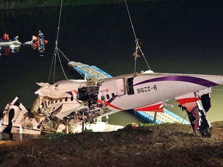 Phi công điều khiển máy bay TransAsia Airways được ca ngợi là anh hùng - 1 Đội cứu hộ trục vớt thân máy bay