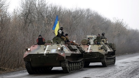 Ukraine sẽ thưởng tiền cho binh sỹ phá hủy vũ khí đối phương - 1 Xe thiết giáp của quân đội Ukraine tiến về thị trấn Artemivsk, đông Ukraine. (ảnh: