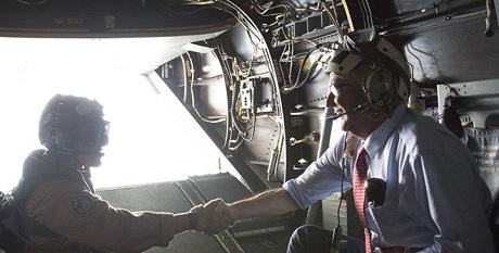 Ông chủ Lầu Năm Góc đi trực thăng thăm eo biển Malacca - 1 Bức ảnh trong chuyến bay quanh eo biển Malacca được ông Carter chia sẻ trên Facebook. (Ảnh: