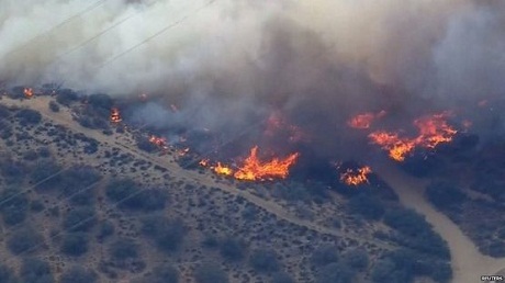 Mỹ: Cháy lớn làm tắc nghẽn giao thông cao tốc ở Nam California - 3 Thời tiết hanh khô khiến đám cháy lan rộng ra khu vực lân cận. (Ảnh: