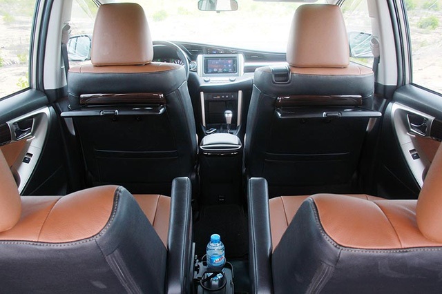 Phiên bản Innova V có hàng ghế thứ hai với hai chỗ ngồi độc lập với đầy đủ tựa tay và có khả năng trượt để tăng thêm không gian để chân