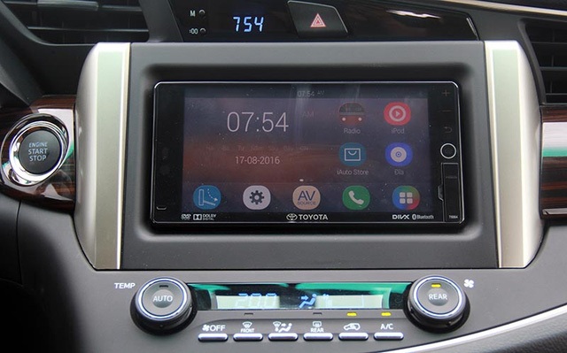 Phiên bản cao cấp nhất của Innova tại Việt Nam sử dụng hệ thống giải trí với ổ DVD 6 loa, với hỗ trợ kết nối USB, bluetooth, AUX và hệ thống điều khiển bằng giọng nói...