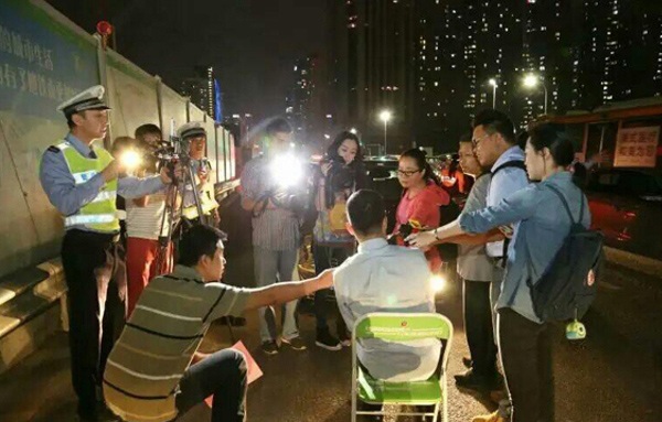 Hình phạt mới dành cho việc dùng đèn pha trong thành phố - 2
Những người được xử lí theo cách mới tại Thẩm Quyến đã có cơ hội được giới truyền thông quan tâm