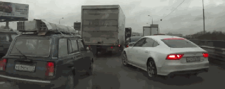 Chiếc Audi A7 cố gắng đè chiếc wagon nhỏ bé cũ kĩ để lấn đường nhưng có vẻ những nỗ lực của chủ nhân của nó không thành hiện thực