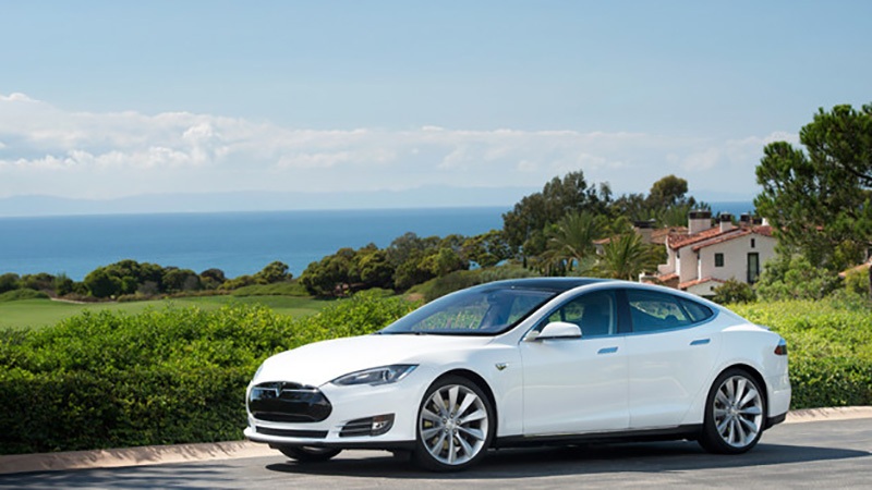 Năm 2016 - Thương hiệu nào làm hài lòng khách hàng nhất? - 10
1. Tesla: 91% khách hàng được hỏi cho biết vẫn sẽ lựa chọn người tiên phong trong lĩnh việc xe thể thao chạy điện. Điều này cũng dễ hiểu khi một cái tên mới, một lĩnh vực mới, và một phong cách khởi nghiệp rất Mỹ... sẽ phải làm tất cả để khách hàng nhớ đến mình. Điều cốt lõi là Tesla đã biến những mong muốn đó trở thành hiện thực.