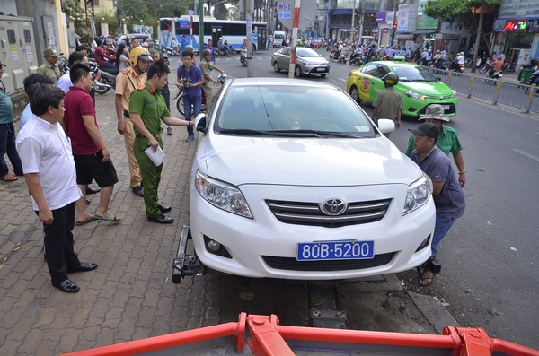 Dừng xe, đỗ xe sai quy định sẽ bị phạt bao nhiêu? - 1 Một chiếc xe ôtô bị kéo về xử lí tại Quận 1, Tp Hồ Chí Minh - Ảnh Đình Thảo