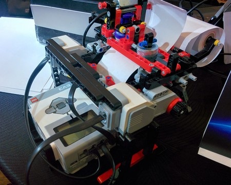 Cận cảnh nguyên mẫu máy in đầu tiên, được lắp ráp bằng LEGO của Banerjee