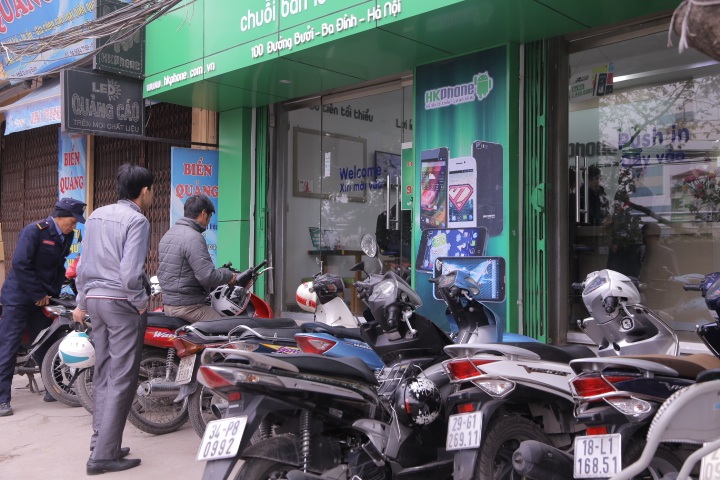 Đông kín khách mua điện thoại HKPhone giá hời