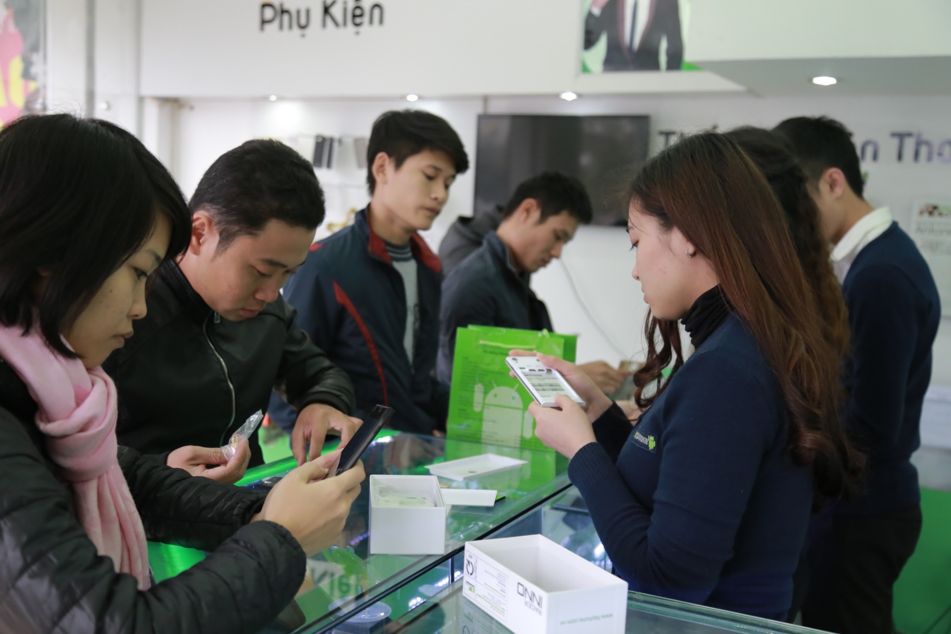 Không khí mua sắm nhộn nhịp
ngay từ sáng sớm ở showroom HKPhone số 2 Xã Đàn.