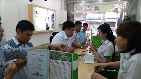 Đông kín khách mua điện thoại HKPhone giá hời - 5 Không khí mua sắm nhộn nhịp
ngay từ sáng sớm ở showroom HKPhone số 2 Xã Đàn.