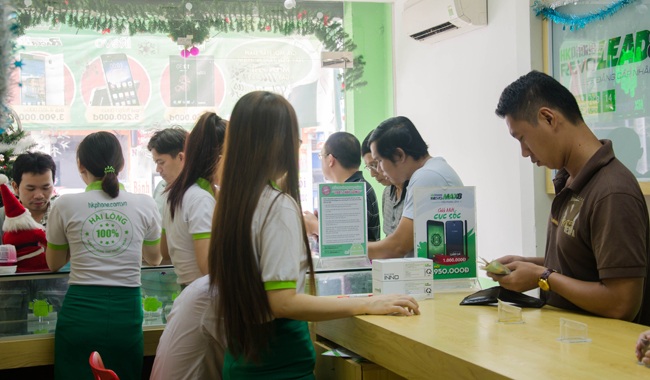 Đông kín khách mua điện thoại HKPhone giá hời - 8 Đông kín khách mua điện thoại HKPhone giá hời