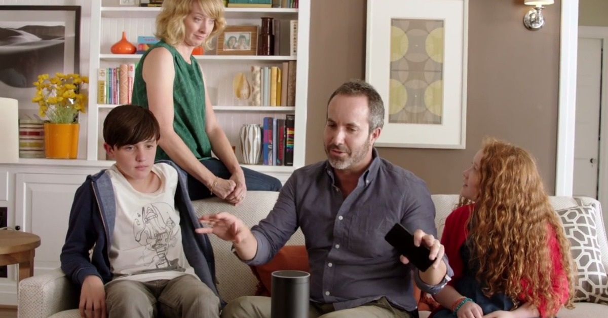 Amazon Echo hơn gì Siri và Google Now ? - 2 Amazon Echo nhận lện từ người dùng