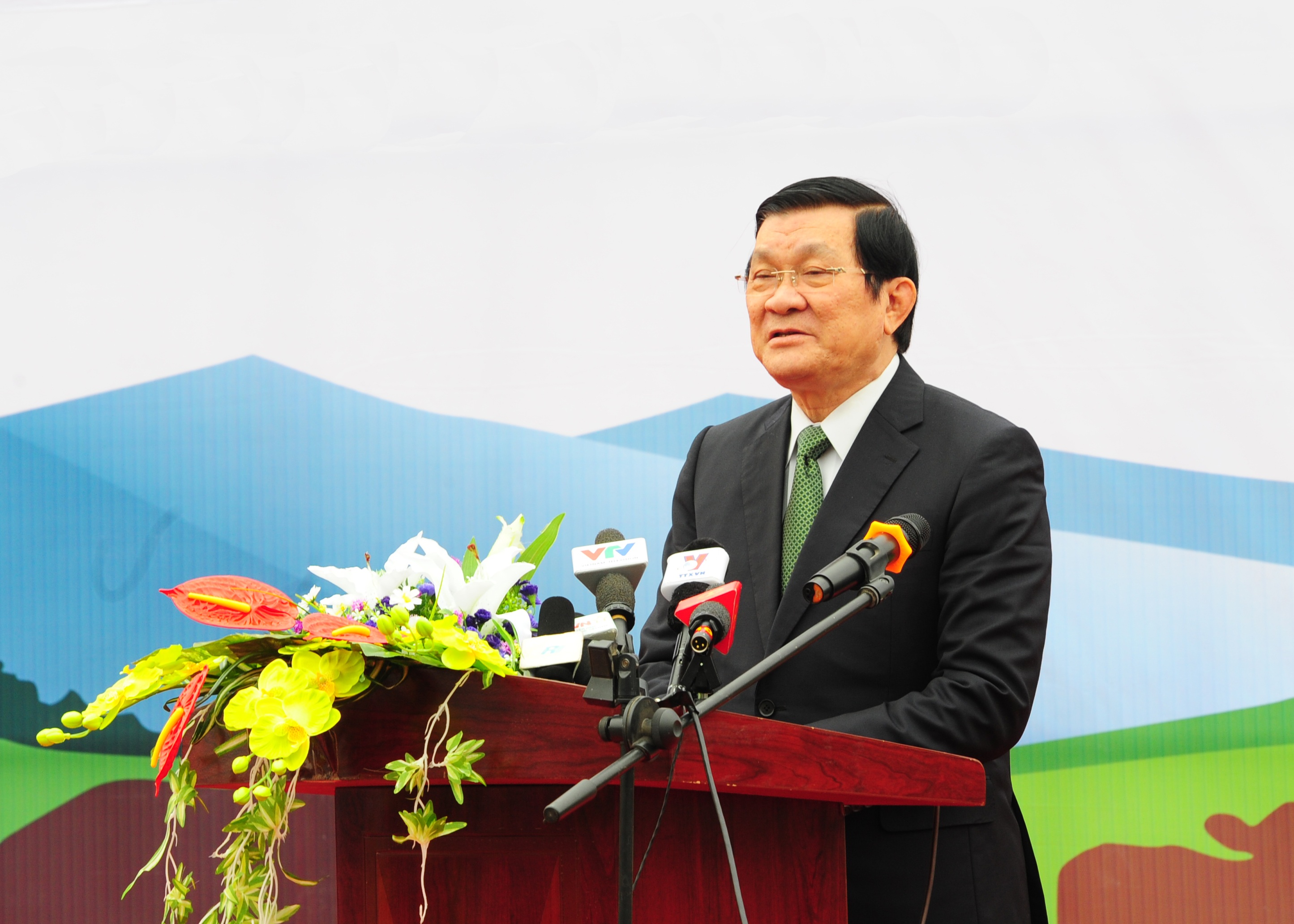 Chủ tịch nước trao tặng 50 bò giống giúp đồng bào nghèo biên giới Cao Bằng