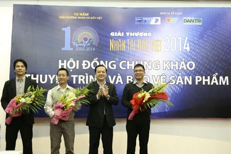 Ông Phạm Đức Long - Phó TGĐ tập đoàn VNPT tặng hoa tới các vị Giám khảo.