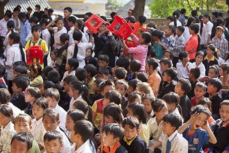 Xem phim 3D ở những ngôi trường vùng cao - 2 Niềm vui và sự háo hức của các em học sinh từ tiểu học tới THCS khi có đoàn chiếu phim tới