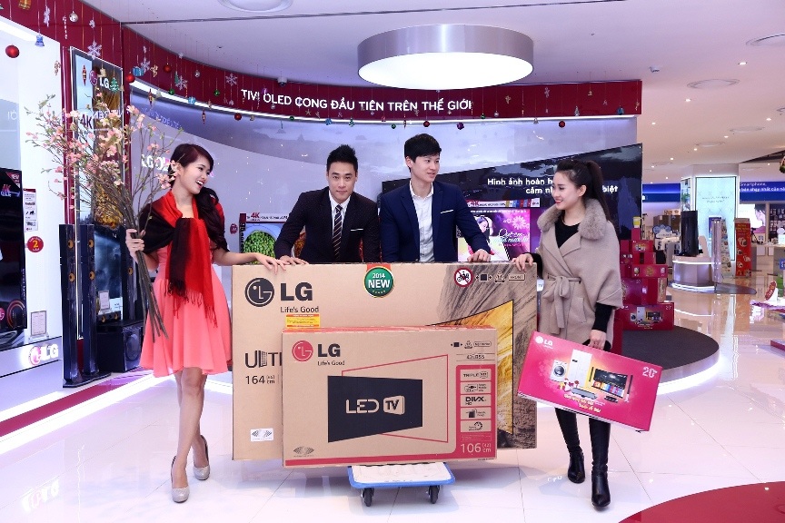 LG tặng TV cho khách hàng dịp Tết