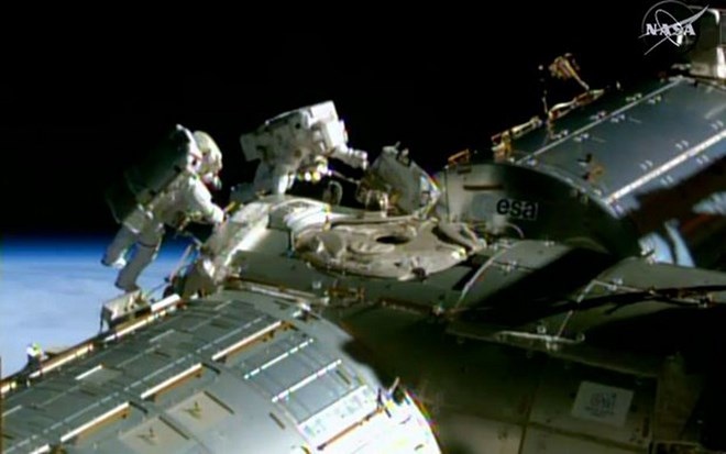 Các phi hành gia ISS hoàn tất chuyến ra ngoài khoảng không thứ 185