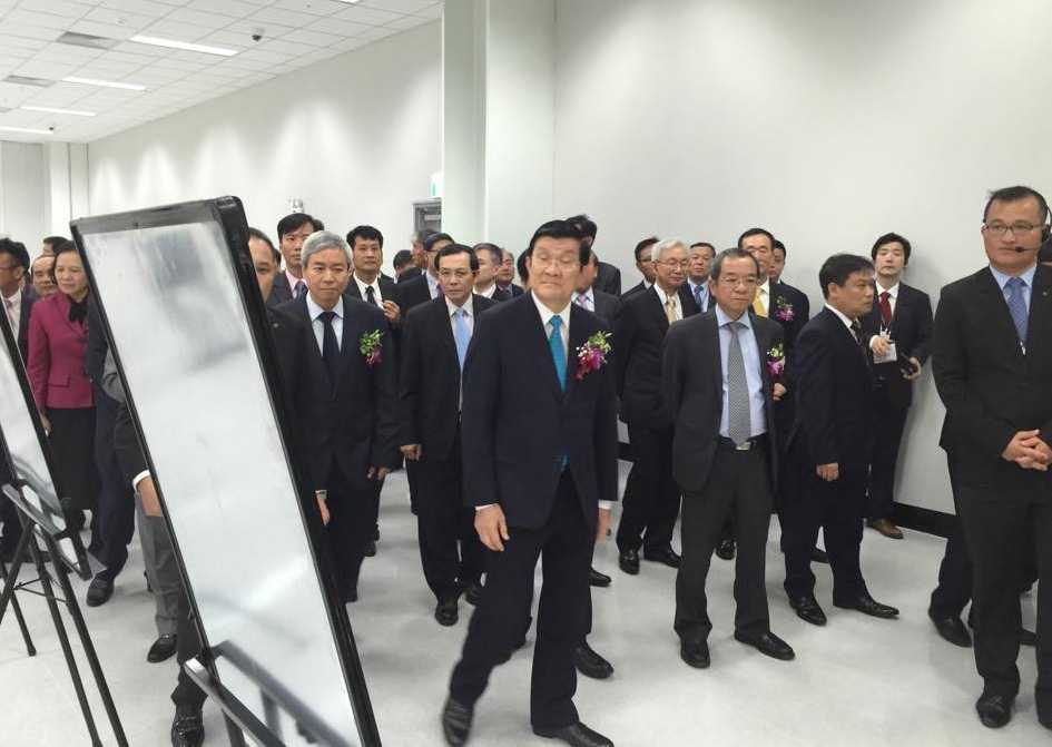Chủ tịch nước Trương Tấn Sang cùng các vị khách tham quan nhà máy LG tại Hải Phòng