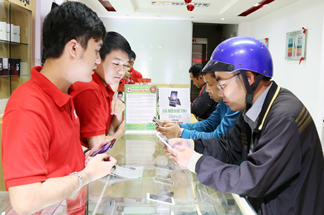 Smartphone 3,99 triệu viền nhôm hút người dùng Việt - 1 HERO 2 nhận được nhiều sự quan tâm và thu hút người dùng tại các
showroom của hãng.