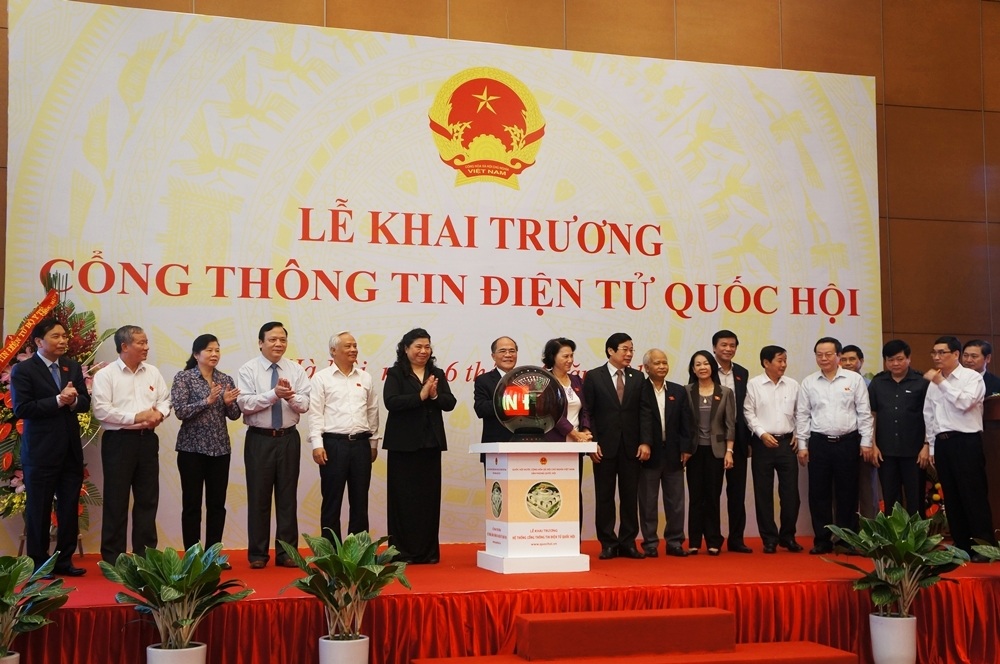 Chủ tịch QH Nguyễn Sinh Hùng và các đại biểu khai trương Cổng thông tin điện tử Quốc hội