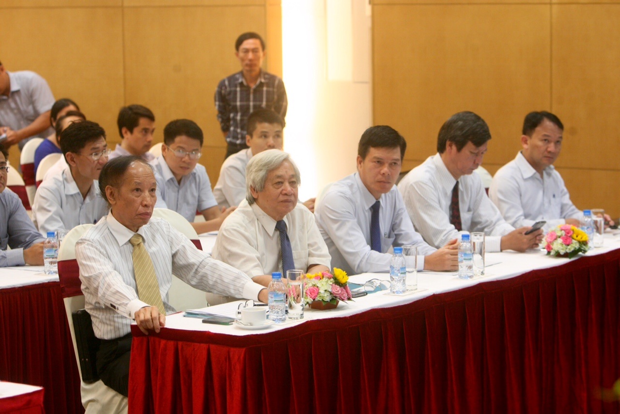 Phát động Giải thưởng Nhân tài Đất Việt 2015: Nóng bỏng vấn đề môi trường - 3 GS Phạm Tất Dong (thứ 2 từ trái sang), đại diện Hội Khuyến học Việt Nam tham dự buổi họp báo
