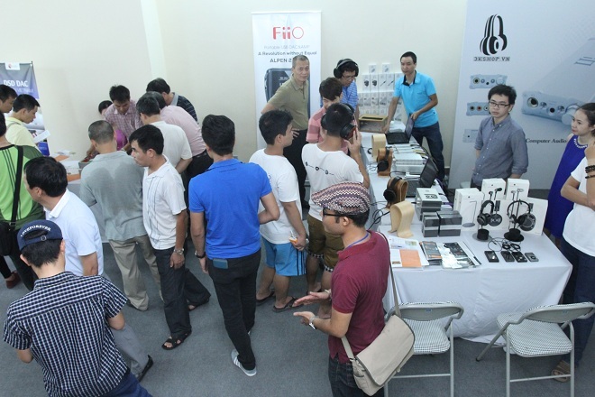 Nhiều người quan tâm đến headphone tại không gian của 3KShop.